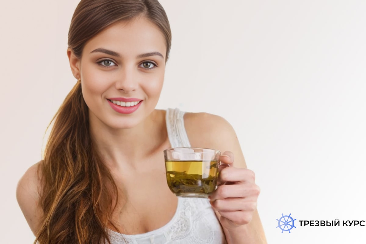 Девушка с зеленым чаем